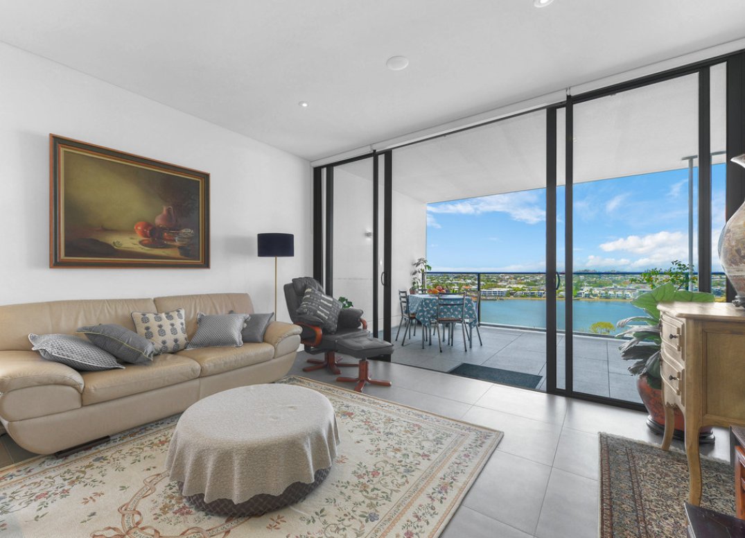Large Flow-Through Corner Apartment! Gallery