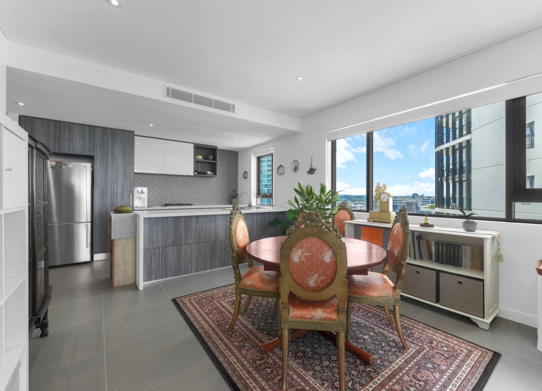 Large Flow-Through Corner Apartment! Gallery