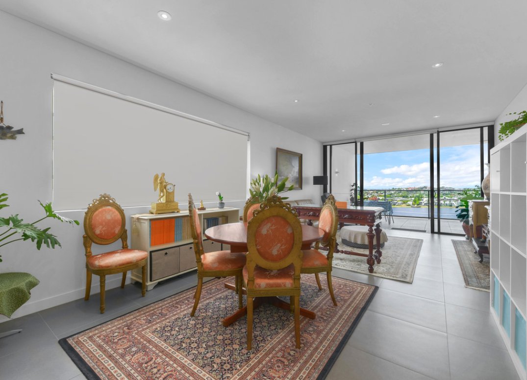 Large Flow-Through Corner Apartment! Gallery