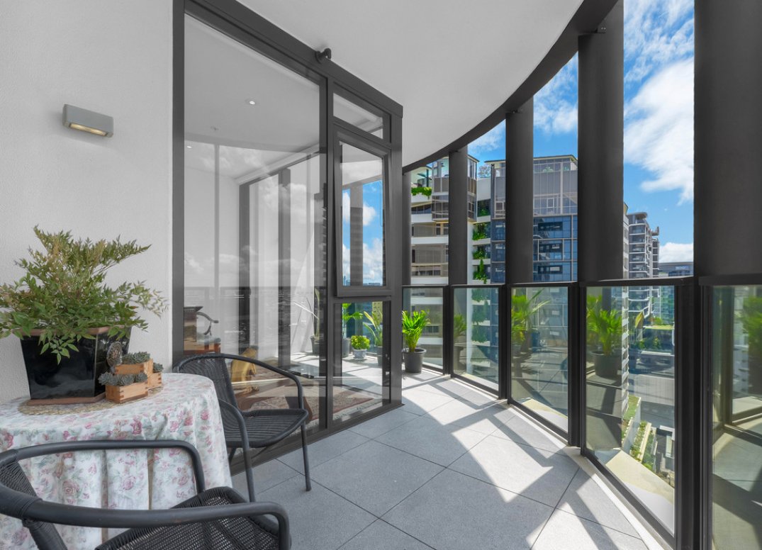 Large Flow-Through Corner Apartment! Gallery
