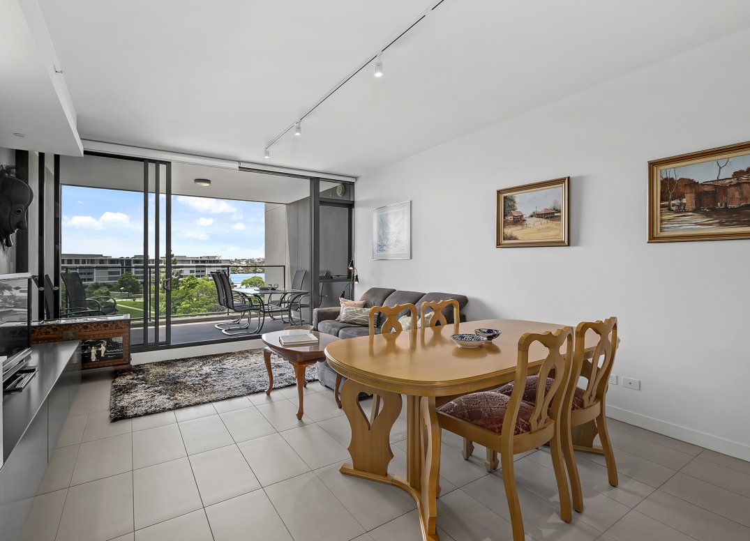 PARKFRONT POSITION WITH SUPERB VIEWS Gallery