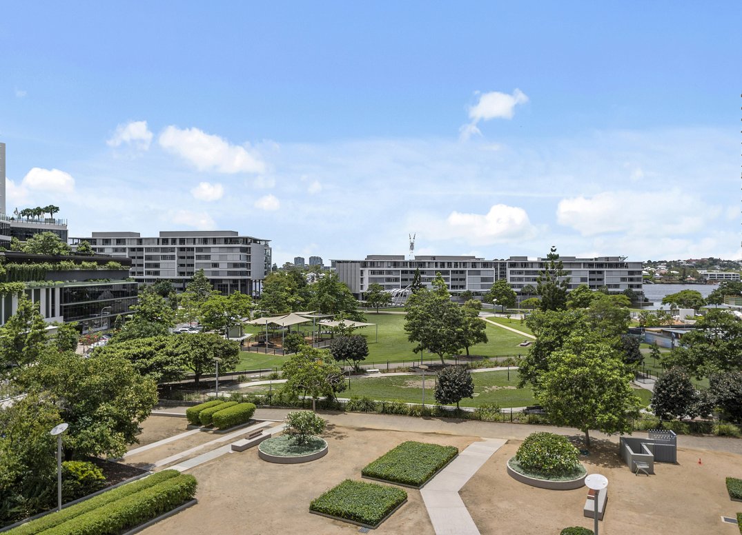 PARKFRONT POSITION WITH SUPERB VIEWS Gallery