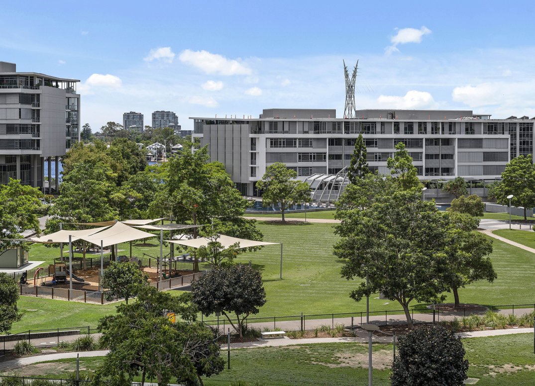 PARKFRONT POSITION WITH SUPERB VIEWS Gallery