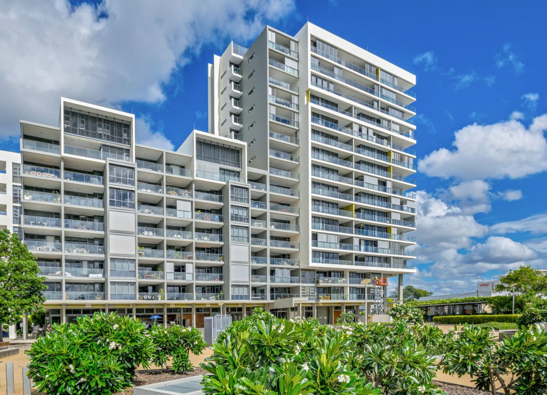 PARKFRONT POSITION WITH SUPERB VIEWS Gallery