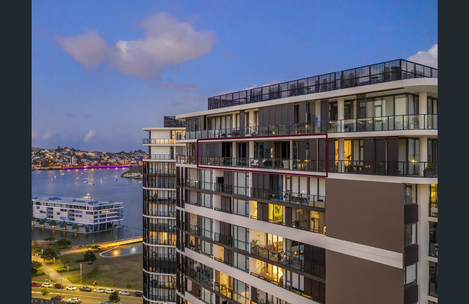 Sophisticated Sub-Penthouse with Stunning City Views Gallery