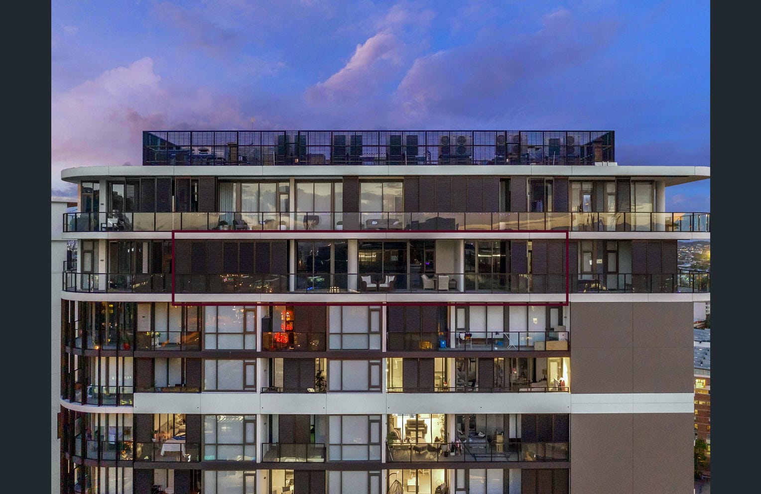 Sophisticated Sub-Penthouse with Stunning City Views Gallery