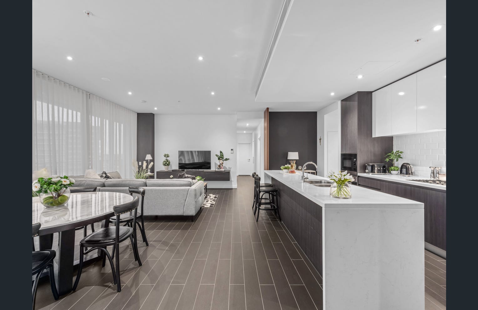 Sophisticated Sub-Penthouse with Stunning City Views Gallery