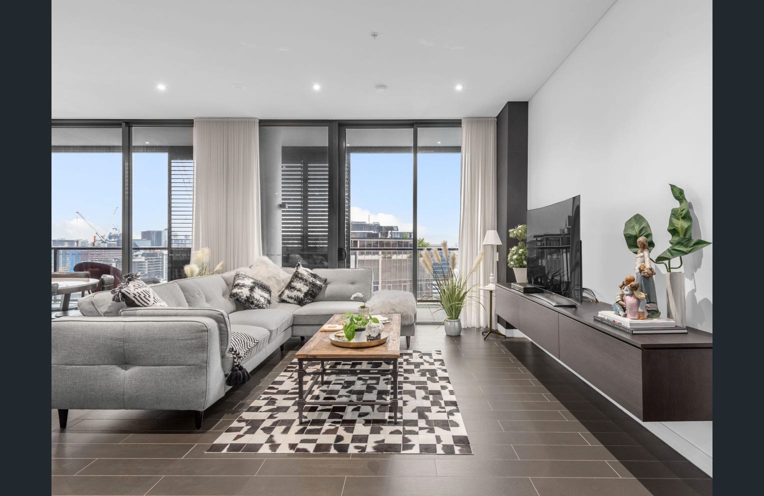 Sophisticated Sub-Penthouse with Stunning City Views Gallery