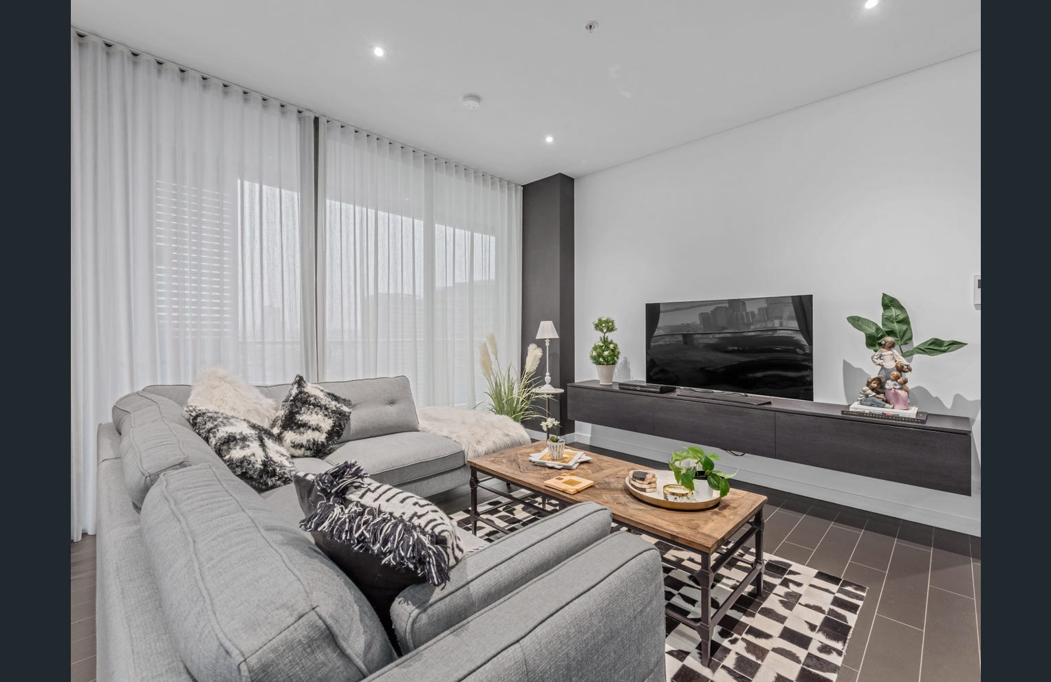 Sophisticated Sub-Penthouse with Stunning City Views Gallery