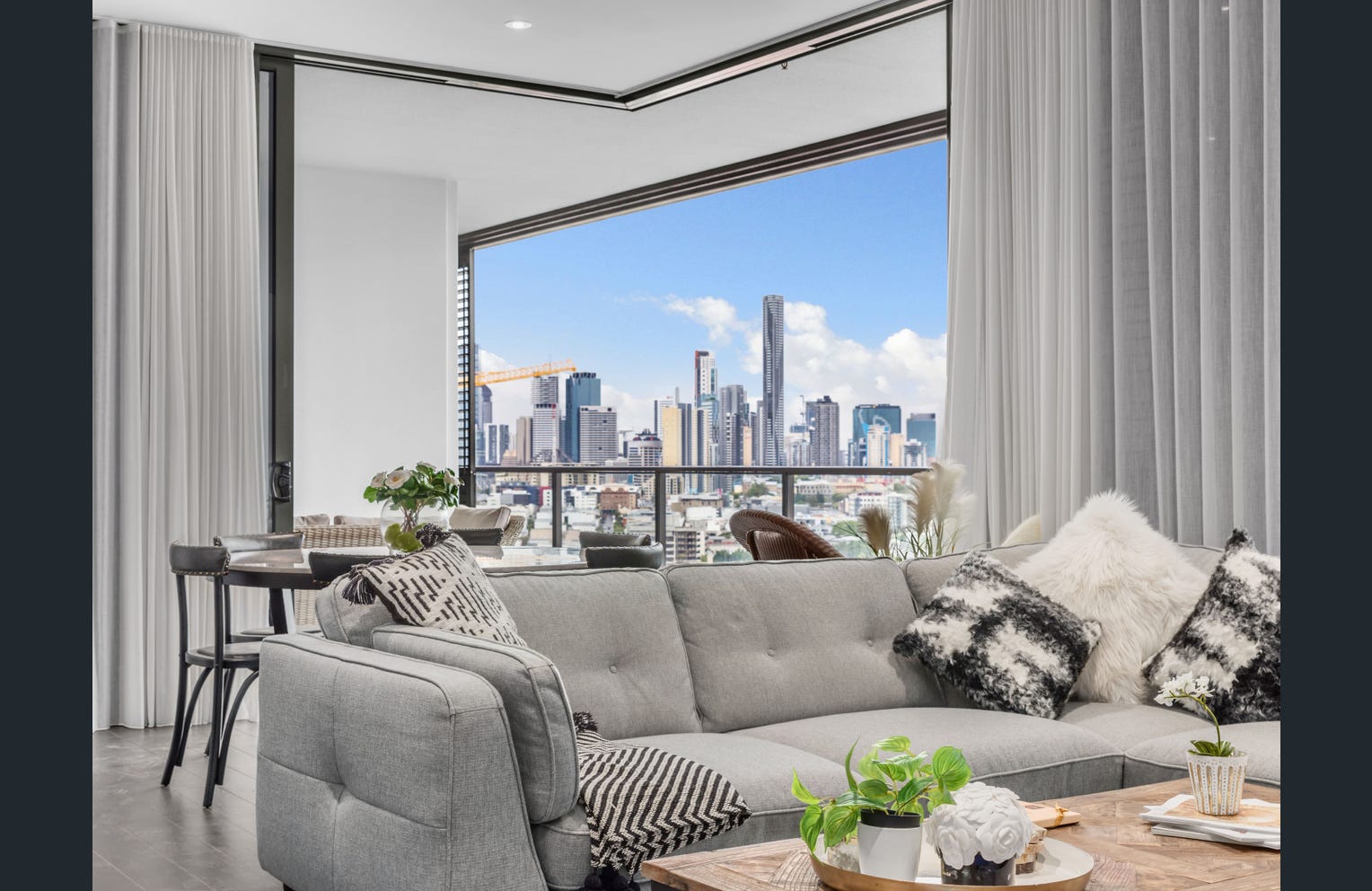 Sophisticated Sub-Penthouse with Stunning City Views Gallery